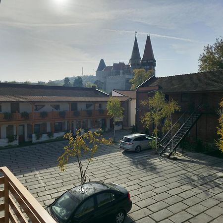 Pensiunea Hanul Huniazilor Hunedoara Exteriör bild