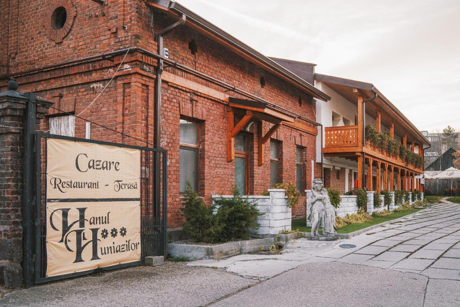 Pensiunea Hanul Huniazilor Hunedoara Exteriör bild